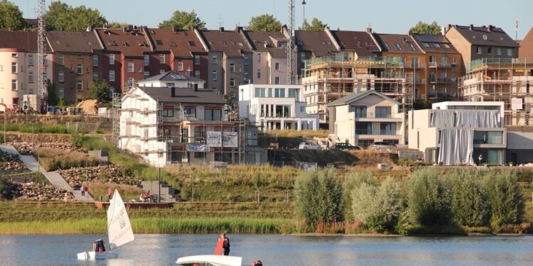 Revitalisierung statt Neubau: Wie Umnutzung alter Gebäude Städte verändert