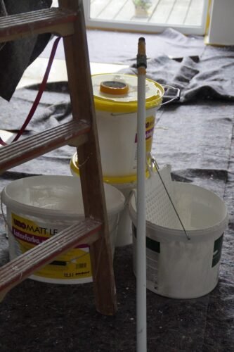 Wandfarben und Eimer